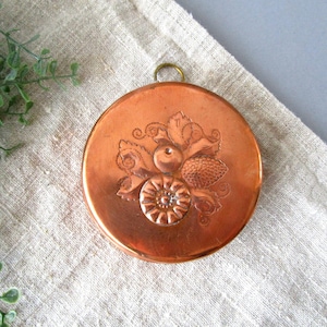 Hermoso molde de cobre vintage con asa de anillo, diseño escandinavo sueco de bayas de cobre, motivo floral, para colgar en la pared, decoración de cocina de granja