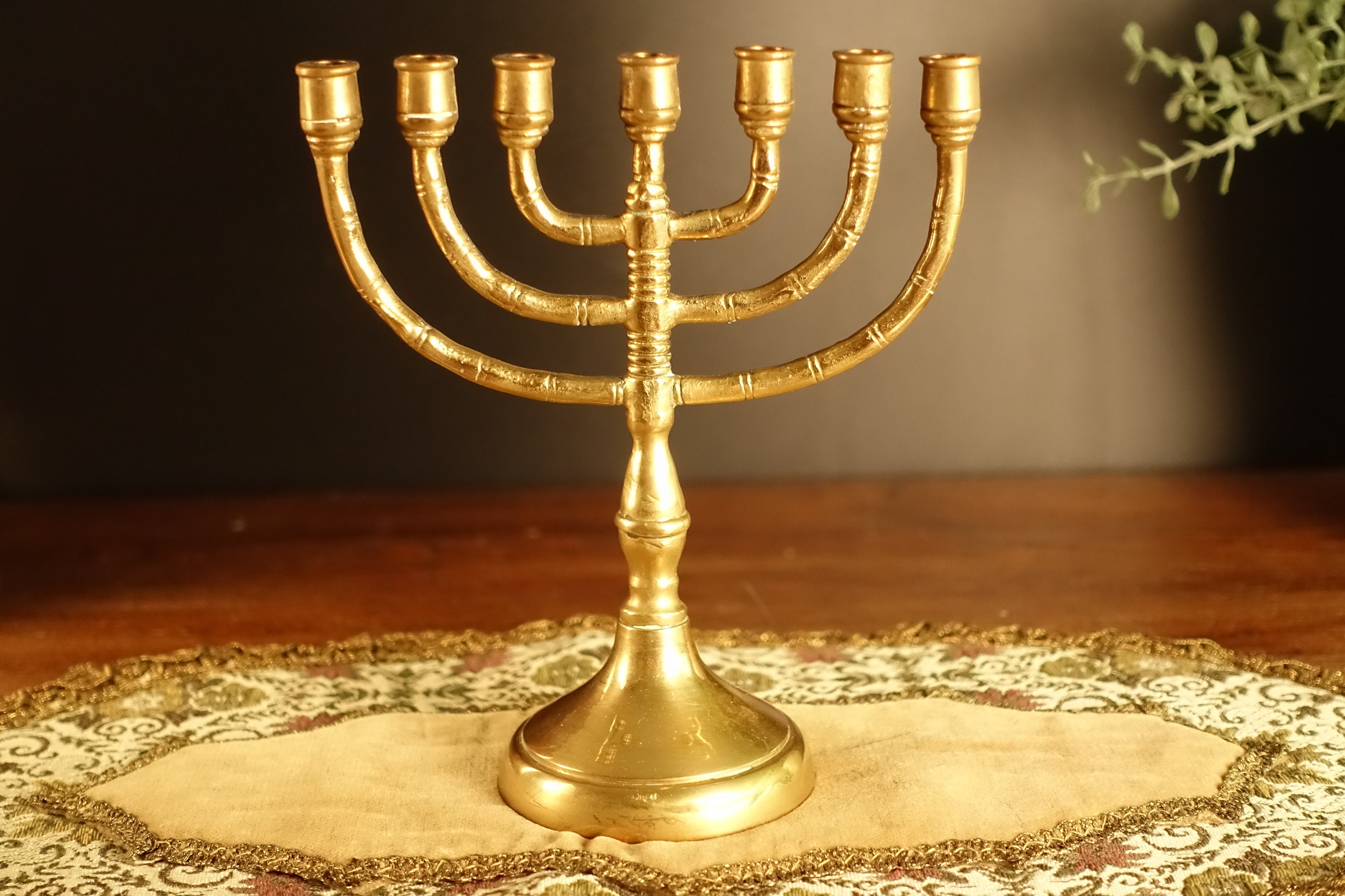 Small Menorah Candle Holder Heavy Solid Brass Vintage for Seven Candles Candlestick Holder Gold Tone Metal Israel Religious Tempe Home Décor