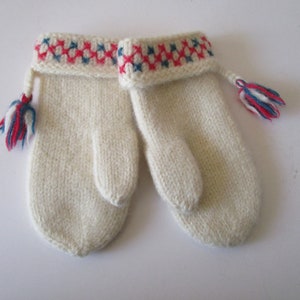 Vintage White Wool Mittens LOVIKKA Vintage Saami Lapland Hand Knitted Mittens Women's Girls Ethnic Folk Art Scandinavian Sami Design Gloves image 3