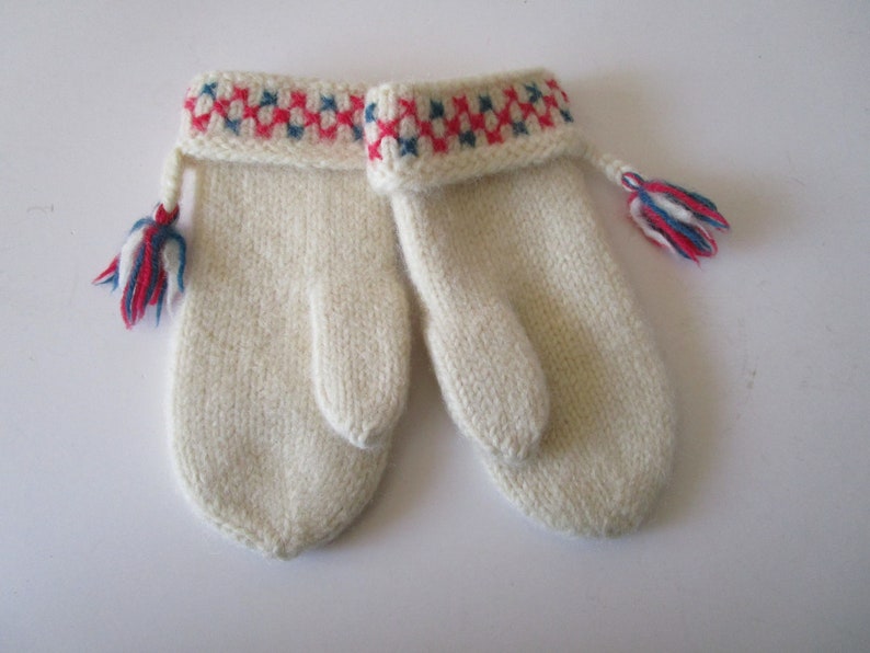 Vintage White Wool Mittens LOVIKKA Vintage Saami Lapland Hand Knitted Mittens Women's Girls Ethnic Folk Art Scandinavian Sami Design Gloves image 3