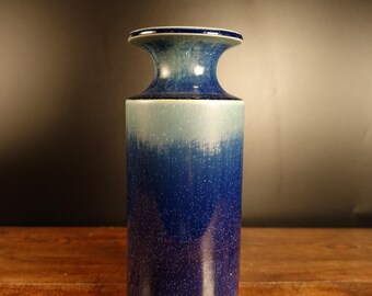 GUSTAVSBERG vaas blauw kristalglazuur Britt Louise SUNDELL Zweeds design aardewerk vaas kunst aardewerk midcentury modern Zweden MCM huwelijkscadeau