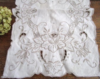 Vintage fransk linnedukslöpare i vit handbroderad bordsdekoration, shabby chic-dekor, fransk lantlig