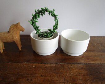 UNA maceta de jardinera blanca pequeña moderna de mediados de siglo Vintage Sagaform Stoneware Plant Holder Bowl Cerámica Suecia Decoración Diseño escandinavo