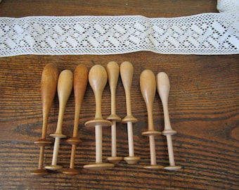 Französische Vintage Spitzen machen Klöppel Holzspulen Set von 8 zufälligen Pick-up für rustikale primitive Wohndekoration für Spitzenherstellung alte Holzwerkzeuge