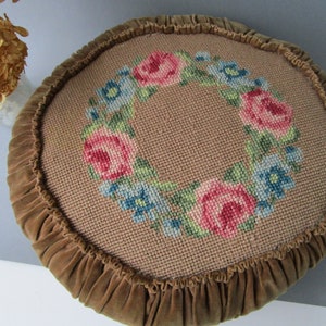 Wonderful Antique Old Swedish Hand Embroidered Throw Pillow Old Dusty Pink Green Beige Decorative Scandinavian Round Cushion Floral Pattern 画像 10