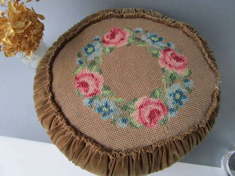 Meraviglioso antico vecchio svedese ricamato a mano cuscino vecchio polveroso rosa verde beige decorativo scandinavo rotondo cuscino motivo floreale immagine 10