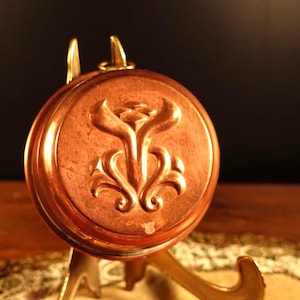 Molde de cobre vintage con asa de aro, estilo escandinavo sueco, con motivos florales de bayas de cobre, para colgar en la pared, decoración de cocina de estilo rústico.