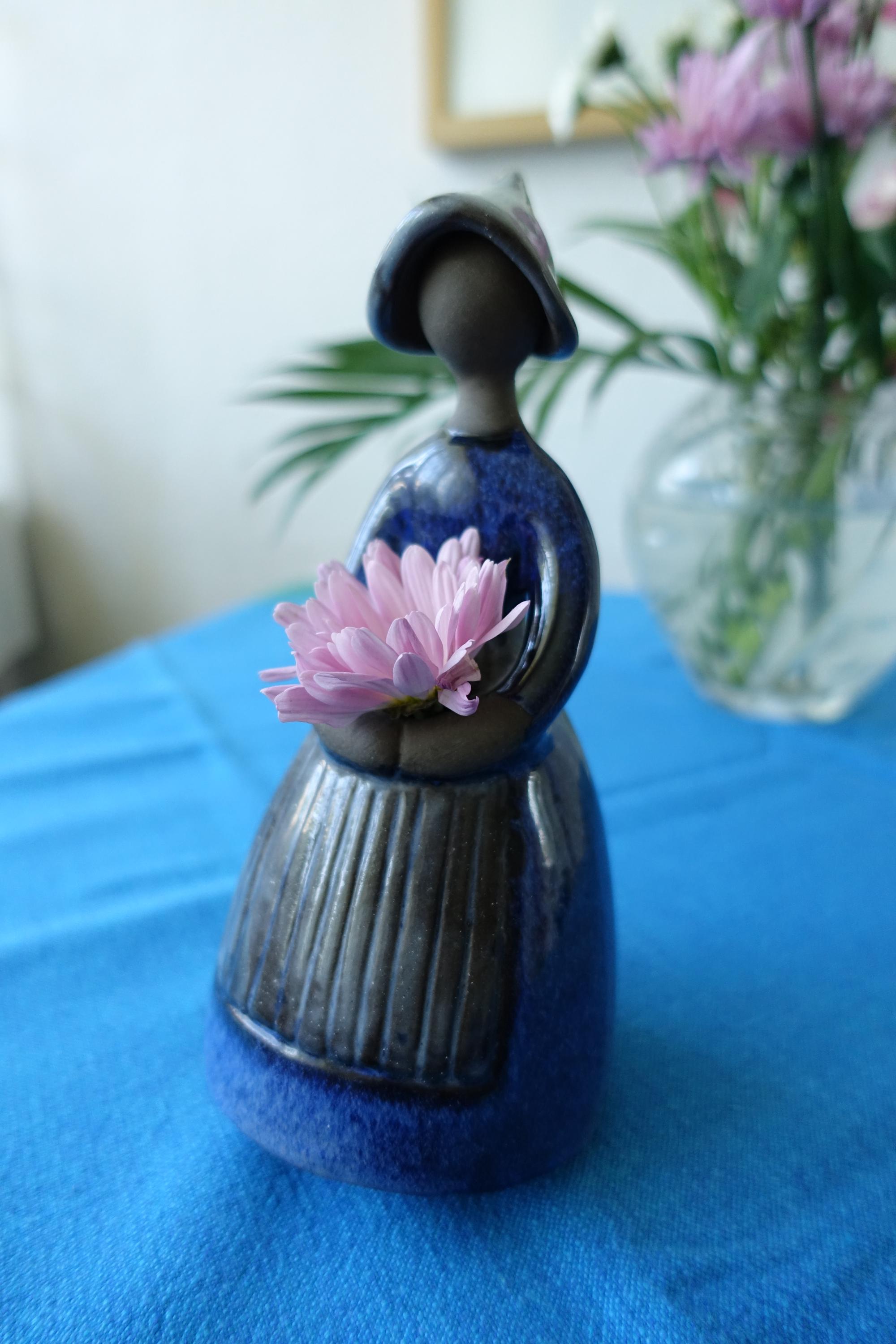 Jie Gantofta 陶板 花瓶と花 スウェーデン製 Jie Gantofta スウェーデン製 陶器製 女の子の置物 花瓶 ヴィンテージ