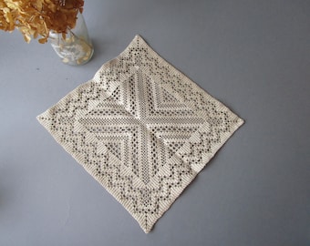 Elegant Beige White Linen Table Runner With Cutwork and Hand Embroidered Vintage Swedish Doily Art Deco Antique Table Topper Gift Idea