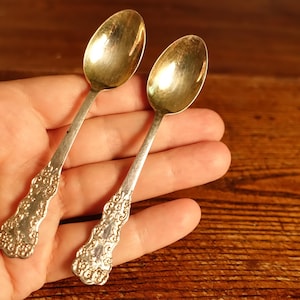 Ein Teelöffel 50er Jahre Vintage Norweger. Norwegen . Florales Muster. Vintage Silberton Metall Aplaca New Silver NS Besteck
