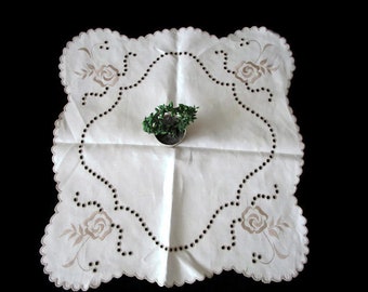 French vintage doilies Vintage French decor Vintage French doily French embroidery Table centerpiece White Doilies Handmade doilies Gift