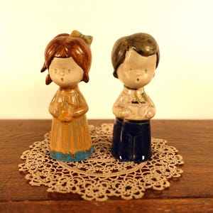 Keramik Mädchen oder Junge Figur Vintage skandinavische Keramik Figur braun gelb blau glasiert MCM schwedische Keramik Made in Sweden