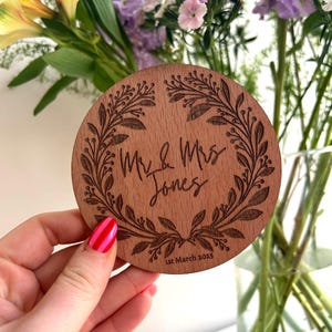Posavasos personalizado para regalo de boda o recuerdo de boda de Sr. y Sra. / Nombre y fecha / Corona floral