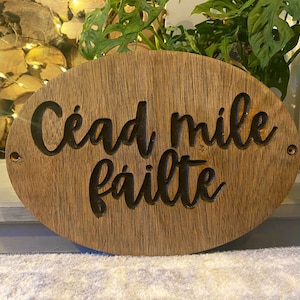 Céad míle fáilte (Gaelic)| Welcome Wooden Door Sign | Engraved Carved