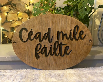 Céad míle fáilte (Gälisch)| Willkommen Türschild aus Holz | Graviert Geschnitzt