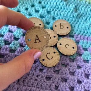 Houten knopen met alfabetletters in verschillende maten. Personaliseer je handgemaakte ambachten