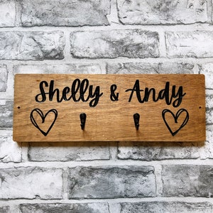 Regalo de boda / 5 aniversario / regalo de nuevo hogar / Gancho de llave personalizado / Personalizado / Madera tallada grabada
