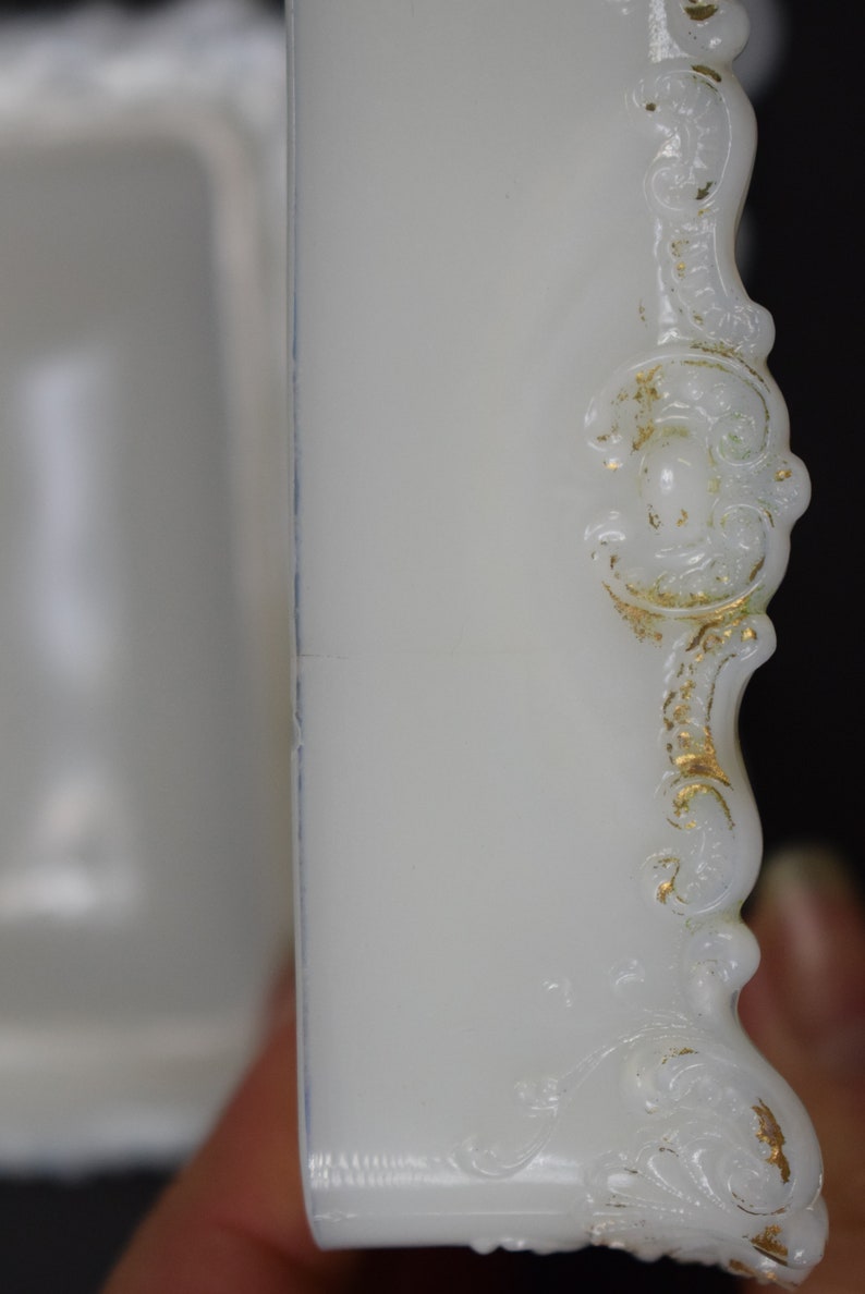 Puede incluir: Caja de porcelana blanca para alhajas con detalles dorados y un dise&ntilde;o decorativo. La caja tiene una tapa con bisagras y est&aacute; hecha de un material delicado.