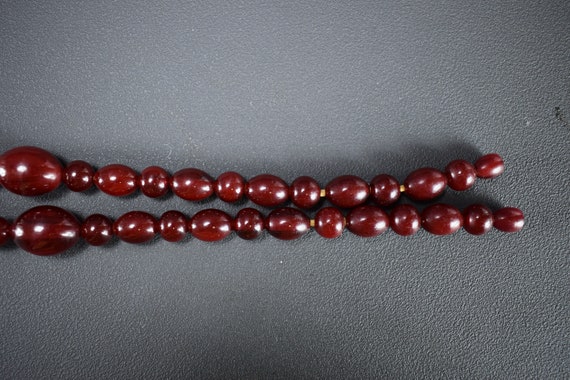 Collier Sautoir Art Déco En Bakélite Rouge - Perles Type Ambre Cerise