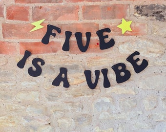 Striscione di compleanno Five is a Vibe per la festa del quinto compleanno dei ragazzi, come ricordo o regalo di un traguardo importante