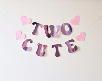 2歳の女の子の誕生日デコレーションに最適な、ライラック色のかわいい2歳の誕生日バナー2枚セット。保育園へのプレゼントにも最適です。