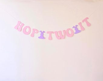 Hop Two It 2歳の誕生日バナー パステルピンク ウサギが2歳の誕生日のデコレーションに