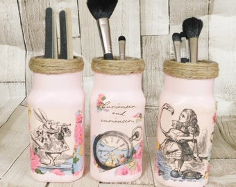 Set de porta brochas de maquillaje de Alicia en el País de las Maravillas: tarros rosas de estilo shabby chic
