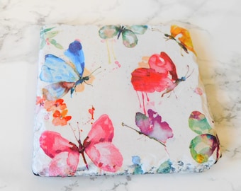 Posavasos de pizarra con diseño de mariposas en acuarela: posavasos rústicos para bebidas