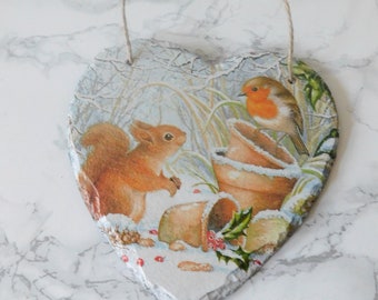 Placa de pizarra con forma de corazón de ardilla y petirrojo invernal: Arte mural con decoupage