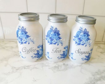 Tarros Kilner con flores azules: latas de té, café y azúcar con un toque shabby chic