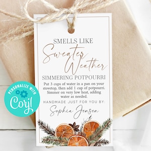 Op de afbeelding: Een cadeau verpakt in bruin papier, vastgebonden met touw, met een label met de tekst "Smells Like Sweater Weather". Het label bevat instructies voor het sudderen van potpourri, met gedroogde sinaasappelschijfjes en dennentakjes. De tekst "Personalize with Corjl" is ook zichtbaar.