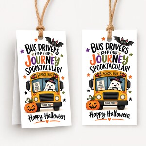 Può includere: Due etichette regalo rettangolari bianche con spago di juta, raffiguranti uno scuolabus giallo guidato da un fantasma con cappello da strega. Testo: Bus Drivers Keep Our Journey Spooktacular! Happy Halloween. Include una zucca e stelle colorate.