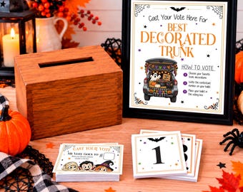 Può includere: Un'urna in legno, un cartello incorniciato con la scritta Cast Your Vote Here For BEST DECORATED TRUNK e una pila di schede elettorali con personaggi dei cartoni animati. Il cartello include istruzioni di voto e l'illustrazione di un bagagliaio decorato.