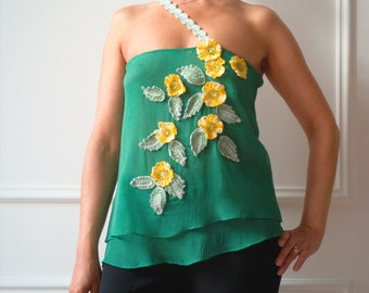 Top in green silk with bare shoulders and handmade floral appliques Unique green silk top with beaded embroidered flowers Tango top in  silk