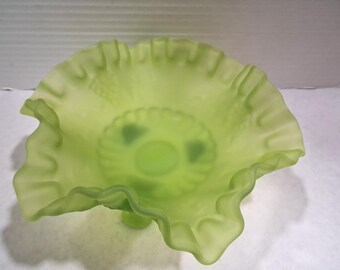 Vintage Westmoreland green satin Ruffled Panelled Grape Pattern 3-Footed Dish