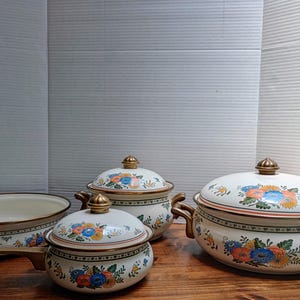 Vintage 1981 M Kamenstein Enamel Cookware Set That Includes 7