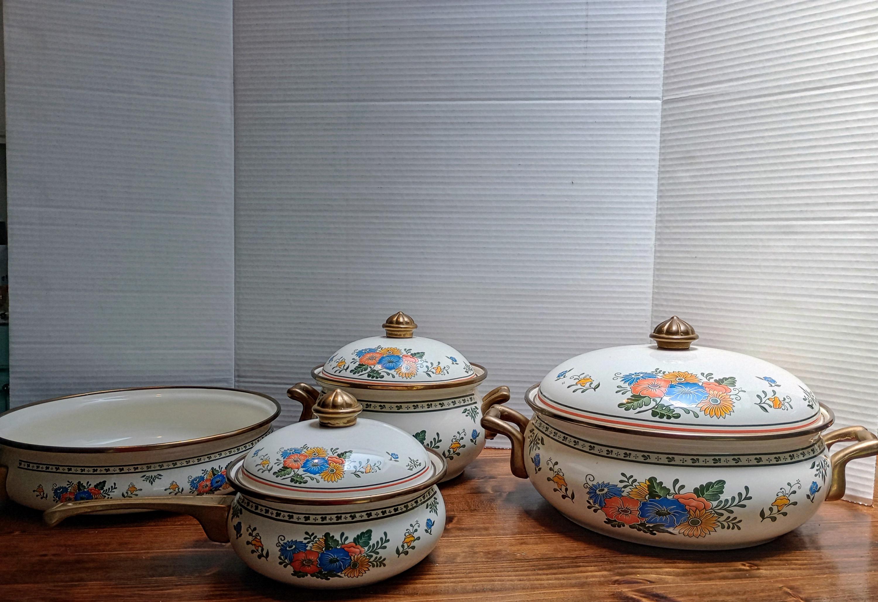 Vintage 1981 M Kamenstein Enamel Cookware Set That Includes 7