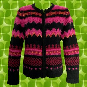 Vintage 80er Jahre hell gemusterte kuschelige Strickjacke • Valerie Stevens zierliche • 2 Schattierungen von violett-rosa, schwarz und Bronze metallischen • vorne Reißverschluss