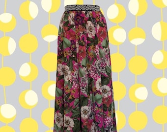 Funky Jungle Print Maxi Falda • Tigres, Cebras, Hojas &Flores • Fondo rosa caliente • Cintura de rayas de cebra • Hendidura lateral • Dobladillo festoneado