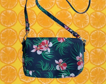 Sac crossbody tropical vintage des années 80 • Marine aux fleurs et feuilles roses • Matériau texturé • Fermeture des volets avec poche intérieure • Cabriolet