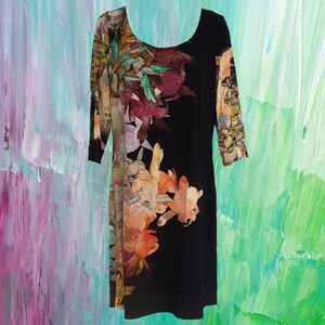 Vintage 90 Cartise negro + acuarela vestido floral • diseño asimétrico • cuello de cuchara • mangas de 3/4 longitud • Funky, Arty & Awesome