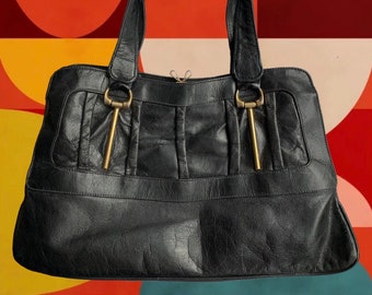 Bolso de cuero negro vintage de los 70 • con herrajes de metal dorado • Tres secciones interiores separadas • Detalles 3D en el frente • ¡En excelentes condiciones!