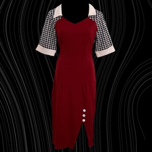 Retro-ish 90&#39;s Potloodjurk • Bordeaux met Zwart &White Houndstooth Check • Witte kraag en mouwen met manchetten • Spleet met knopen aan de voorkant