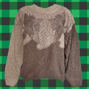Klasyczny, dwukolorowy, oversize&#39;owy sweter w stylu lat 80. w naturalnym kolorze • Gruby splot • Aplikacje z motywem jaszczurki i jedwabiu • Poduszki na ramionach • Nigdy nie noszony!