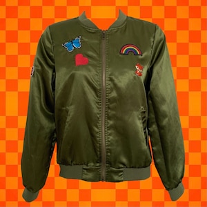 Veste bomber vert olive soyeuse vintage • avec arc-en-ciel, coeur, papillon, renard et patchs d’amour • Zip Front • Poches latérales • Super Cute