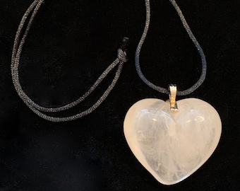 Collar colgante de corazón hinchado vintage de 70 ' Lucite en negro collar de seda • color beige muy claro • 2 1/2 "x2 1/4" corazón