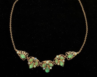 Gargantilla de metal de oro de principios de los años 80 con piedras preciosas verdes • Piedras preciosas mate redondeadas • Piedras de Rin brillantes facetadas • Diseño delicado con un toque de color