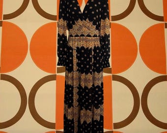 Robe longue noire vintage des années 2000 • à imprimé orange, jaune et ivoire • style robe portefeuille • plis à la taille • taille élastique avec demi-ceinture à nouer