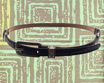 Cinto fino com dobradiças vintage de couro preto Brighton dos anos 80 • Detalhes prateados • Pedras ovais cinzas • Feminino M/30"