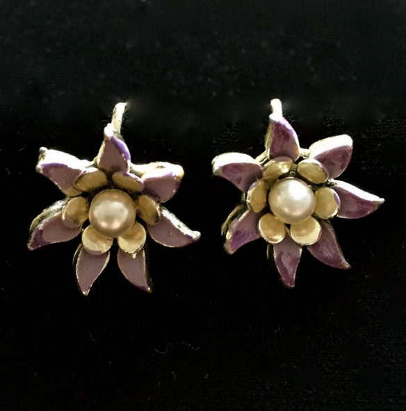 Vintage 60's Flower Clip-on Earrings Purple Enamel on Gold Faux Pearl ...